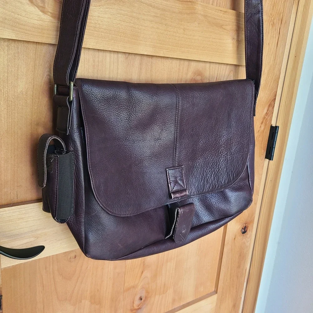 Wilsons Leather Dark Brown Messenger Satchel Bag Adjustable Strap Classic Rugged